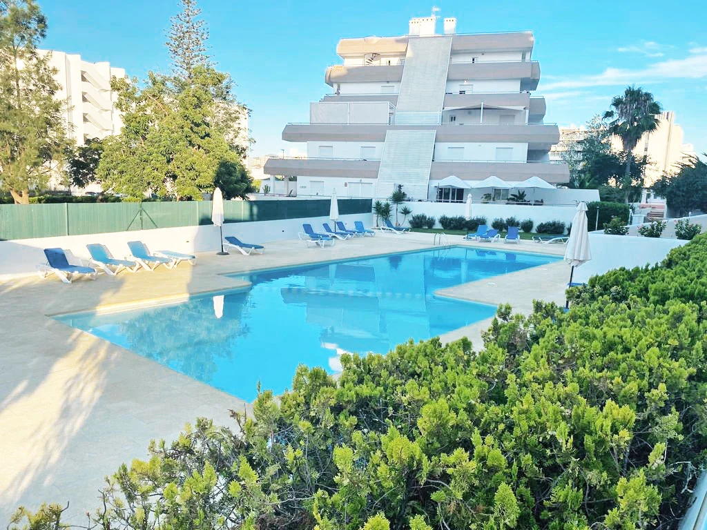 Exterior-piscina-BEARBEITET (1)w